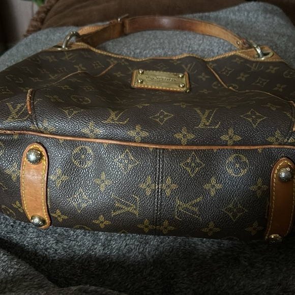 Authentic Louis Vuitton ladies bag in good condition, and recently cleaned. - Picture 4 of 11